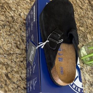 Birkenstock Black Suede Boston Clog Slip-On
Unisex - women’s 9 / men’s 7